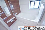 ゆったり寛げる1坪タイプのシステムバス。浴室暖房乾燥機能付きで心地よいバスタイムを実現します。