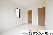 充分な広さの収納を備え、採光良好な洋室は、快適空間。プライベートの時間もゆったりお寛ぎ頂けそうです。