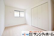 ベッドや学習机を置いても十分な広さがございます。