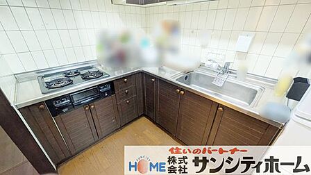 作業スペースや収納をしっかり確保したシステムキッチンを採用。