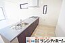 キッチン：対面式を採用したキッチンですのでリビングで寛ぐご家族をいつも感じられます。