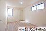 子供部屋：ベッドや学習机を置いても十分な広さがございます。