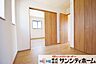 室内：お部屋によって窓の配置や大きさが異なります。個性的かつ採光も考えられた設計です。