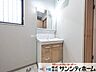 洗面：広々洗面所で朝の身支度やお子様のお着換えも快適です。