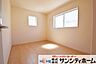 室内：お部屋によって窓の配置や大きさが異なります。個性的かつ採光も考えられた設計です。