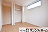 子供部屋：ベッドや学習机を置いても十分な広さがございます。