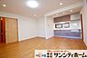 リビング/ダイニング：広々と開放感のあるＬＤＫなので大画面テレビを置いてご家族と映画鑑賞なども楽しめますね。