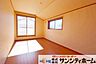洋室：お部屋によって窓の配置や大きさが異なります。個性的かつ採光も考えられた設計です。