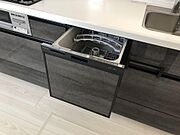 ●食器洗い乾燥機が標準装備！手洗いでは難しい60〜80℃といった高温のお湯で洗いやすすぎをするので、除菌効果があります。洗浄後、人の手に触れず乾燥まで行われるのでとても衛生的！節水効果も大きいです！