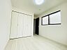 室内：大切な衣類を収納できる大型クローゼット月のお部屋です。
