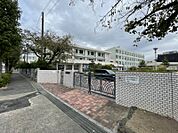 一柳中学校　徒歩約16分（1277ｍ）（教育目標）知・徳・体の調和のとれた人間形成を教育目標とし自ら問題を解決しようとする生徒の育成を目指している。