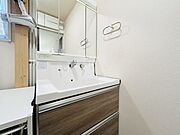 三面鏡付きの洗面台！収納棚もあるのでバスタオルなどの置き場確保にも使えます！