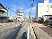 前面道路が約15mと広いため、余裕をもって駐車していただけます◎