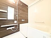 ゆったり足が伸ばせるので、毎日の疲れを癒やすバスタイムを実現。ご家族みんなでも入れますね♪