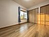 室内：2階洋室は全てバルコニーに面している為、洗濯物を入れて各部屋に置けるので生活動線も良好です♪