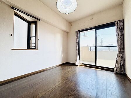南側の洋室は2か所に窓があるので日当たり・風通しが良好!