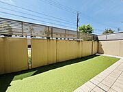 お部屋の南側にテラスとお庭がございます♪目隠しフェンスが設置されているためプライベート感を楽しめます！