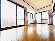 窓が大きく開放感あるリビングで家族団らんの時間をお過ごしいただけます。