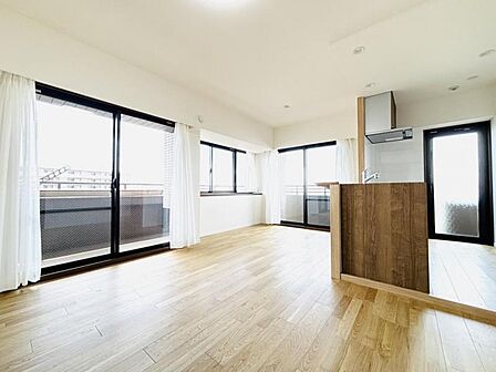 南側に掃き出し窓があり、日当たり・風通し良好のLDKです。