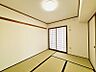 室内：和室とリビングをつなげれば16帖以上の広々空間になります。畳表替・襖張替済み。