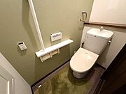 ウォシュレット搭載のトイレ。手すりがついており安心して使っていただけます。