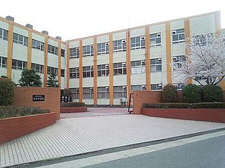 平田中学校まで 506m 徒歩約7分●地下鉄・名鉄小田井駅・南改札口から約1km(徒歩約15分)に位置する中学校です。「自ら 考え 鍛え ともに高まる」を教育目標に掲げています。