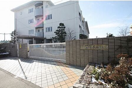 庄内小学校まで 710m 徒歩約9分●地下鉄鶴舞線 庄内通駅徒歩約12分。校内には、吹抜のある広いホールや、小鳥のさえずりが聞こえる樹木施設があります。