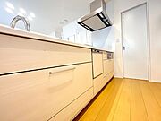 キッチンにはタッチレス水栓、浄水器、食洗機など便利な設備が充実！