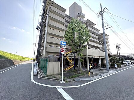 建物自体が角地にあり落ち着ついた住環境です。