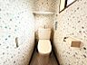トイレ：トイレは1階と2階にそれぞれ設置されているので混み合う朝も安心です。