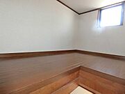 2階にある小屋裏収納。窓もあり明るく使い勝手良好。