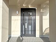 （リフォーム後写真）玄関は鍵交換とクリーニングを行いました。以前の鍵は合わなくなりますので、ご安心ください。