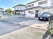 駐車場は並列4台停めれるようにします。ご家族の出入りの時間が違ってもストレスなく車の出し入れができますね。