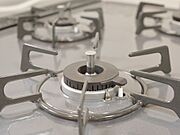 (同仕様写真)コンロはビルトインコンロ幅600ｍｍタイプを設置します。全口Siセンサー搭載なのでバーナーの温度センサーが料理の焦げ付きを感知して自動消火してくれる「焦げ付き消火機能」付きです。