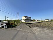 前面道路から撮影した住宅への進入路の写真です。