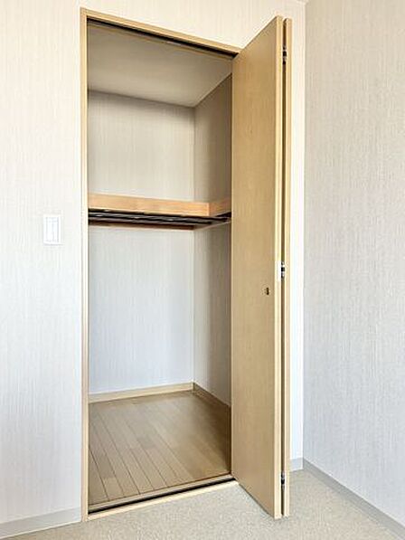 ウォークインクローゼットの写真です。たくさん物が収納できそうです。