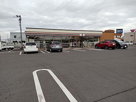 セブンイレブン丸亀運動公園前店様まで約300m、徒歩約4分です。