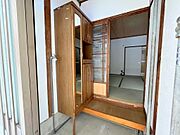 明るい採光の入る玄関です♪
