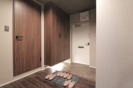 天井高でしっかり収納できるシューズボックスの有る玄関♪