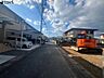 外観：前面道路を含む外観