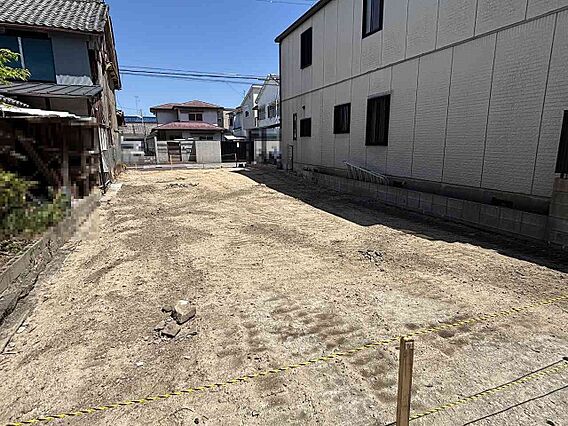 西側から