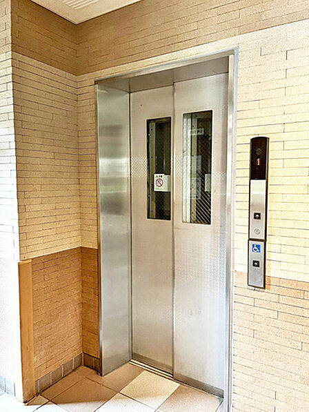 エレベーターの扉には小窓を設置。中を確認できるので安心です。