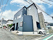 令和5年7月築。モダンなデザインが目を惹く、築浅の綺麗な建物です。