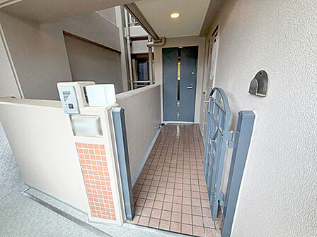 防犯性が高いポーチ付き玄関は小さいお子様がいるご家族にも安心です