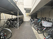 駐輪場には屋根が付いているのでお買い物帰りや雨の日にも便利です！