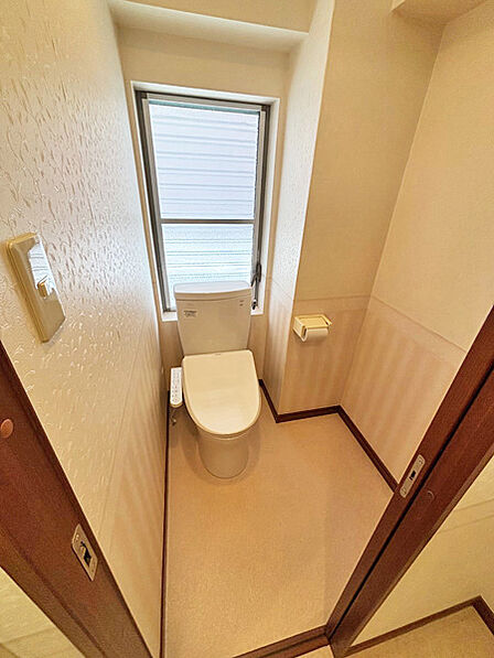 収納ラックや棚などを配置して過ごしやすいトイレ空間を