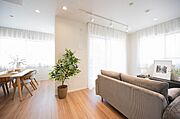 開放感と独立性を兼ね備えた角部屋リビング。ワンランク上の住環境を実現します。※室内の家具や調度品等は価格に含まれません。