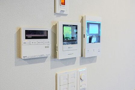 【(右から)テレビモニター付オートロック・テレビモニター付インターホン・給湯器(コントローラー/キッチン側)】