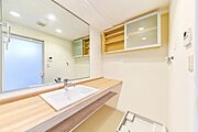 清潔感のある明るい雰囲気の洗面室※リフォーム後のイメージ画像です。リフォームには別途費用がかかります。