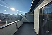 2階バルコニー［2023年2月25日撮影］L字で広さがあります！南向きのため、晴れた日は洗濯物がよく乾きそうです！